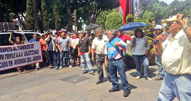 Ambulantes acusan que particular invade calle y les bloquea acceso