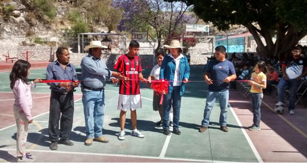 Inauguran cancha de usos múltiples en Tepexi de Rodríguez