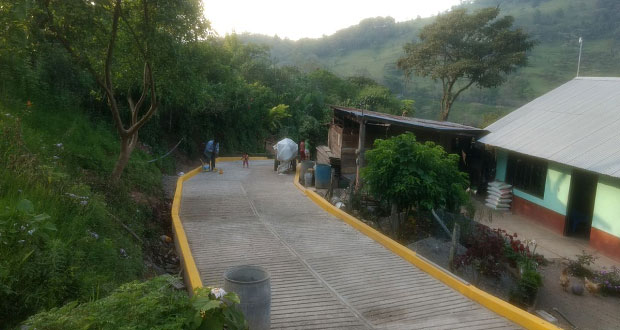 Pavimentan calle de Buena Vista, en Tlaxco, con concreto hidráulico