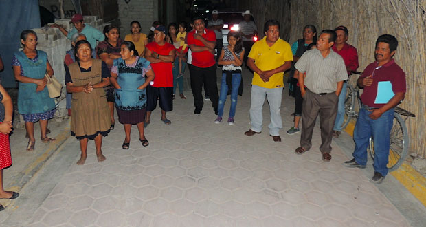 Reconocen adoquinamiento de 3 calles en San José Miahuatlán
