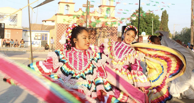 Dan espectáculo de danza, música y poesía en Tepeyahualco