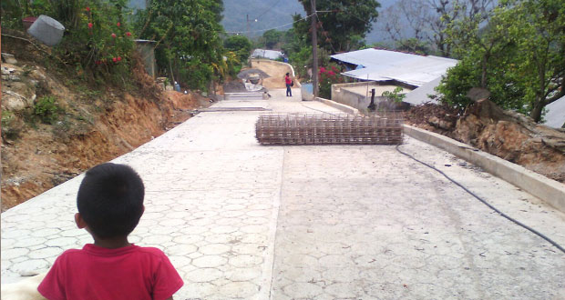 Pavimentan calle Melchor Ocampo con concreto hidráulico en Jopala