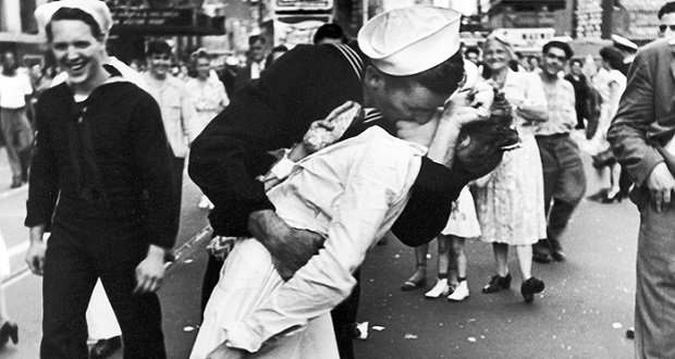 13 de abril, Día Internacional del Beso ¿cuál es su origen? Foto: Getty images