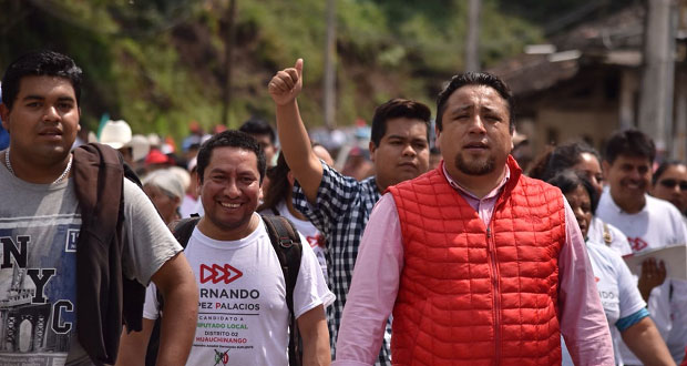 López Palacios arranca campaña con caminata en Huauchinango