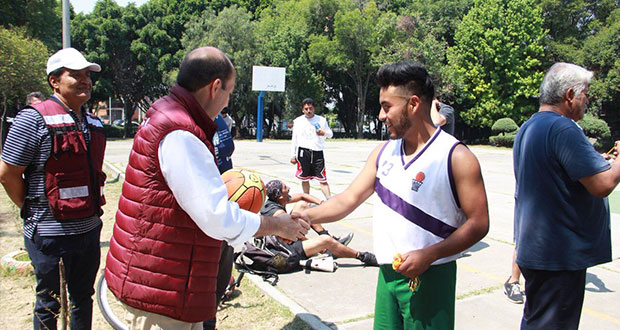 Manzanilla sostiene reunión con deportistas en el parque Juárez