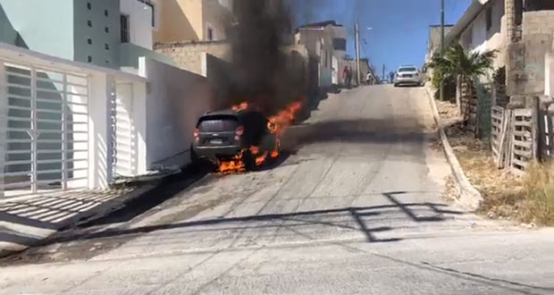Incendian vehículo de reportero en Campeche mientras transmitía