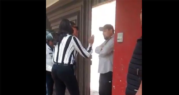 Directora de Vialidad Estatal defiende a hijo armada y con 4 policías