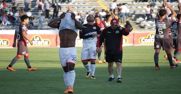 Lobos BUAP pierde 1-0 ante los Rayos del Necaxa, poniendo en riesgo su permanencia en primera división.