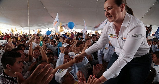 Martha Érika Alonso, candidata a gobernadora, visitó la colonia Aquiles Serdán en Puebla, acompañada de Mario Riestra, candidato a Senador, y Oswaldo Jiménez, candidato a diputado por el distrito 17.