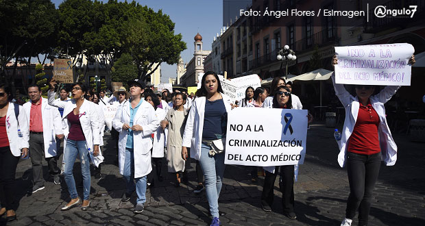 Médicos en Puebla protestan en apoyo a cirujano de Oaxaca acusado de homicidio