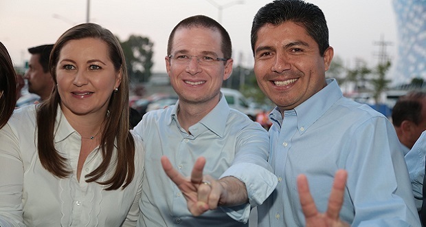 Ricardo Anaya, candidato a la presidencia por el #PorMéxicoAlFrente, acompañado de Martha Erika Alonso, Mario Riestra, Eduardo Rivera, Jorge Aguilar Chedraui, candidatos de la coalición y miles de seguidores, cerró su gira que realizó en municipios poblanos en la capital del estado.