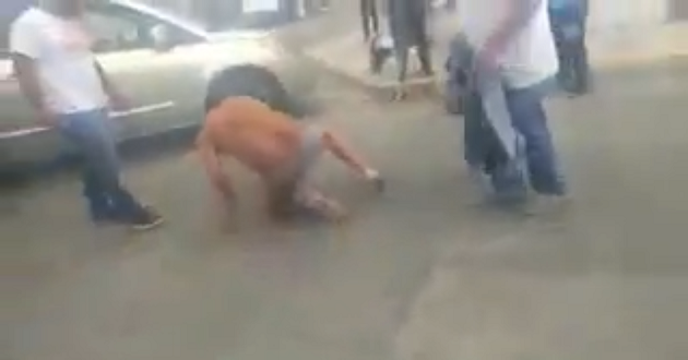 Desnudan y golpean a presunto ladrón en Puebla capital, luego lo dejan ir
