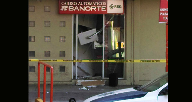 Ladrones hacen explotar puertas de bóveda en banco de Texmelucan