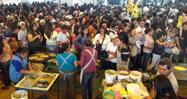 Miles de poblanos acuden a “Feria de la Gordita” en La Resurrección