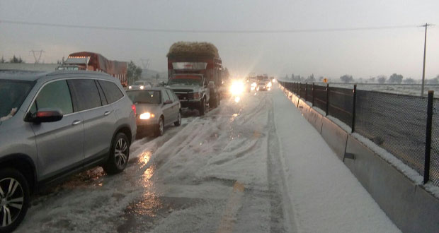 Granizo tapiza la Puebla-Acatzingo y provoca cierre de vialidad