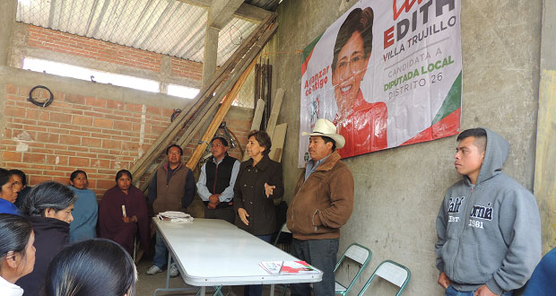 Edith Villa escucha propuestas de vecinos de Coyomeapan