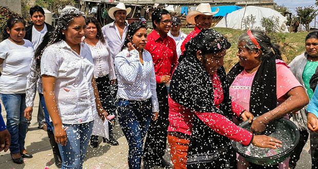Marhlén Tapia escucha a habitantes de San Miguel Tecuanipa