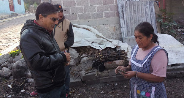 Habitantes de Ixcaquixtla piden pavimentación a Salvador Castañeda
