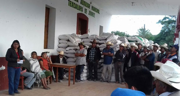 Antorcha entrega fertilizante en Texcalapa de Juárez, Petlalcingo