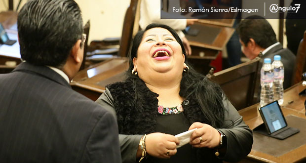 Diputada de PRI hace campaña sin licencia