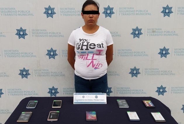 Capturan a mujer que robó 9 celulares en Elektra de Amalucan