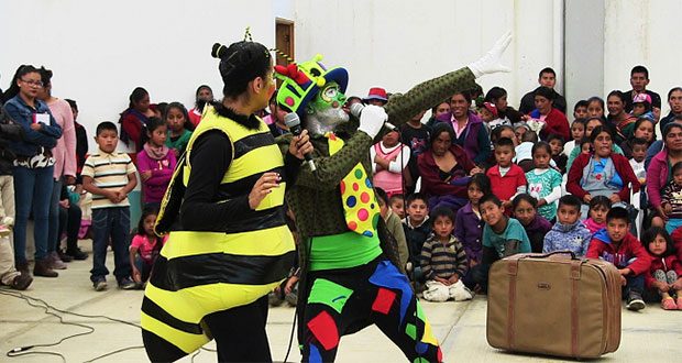 Estudiantes llevan teatro a niños de Sierra Norte de Puebla