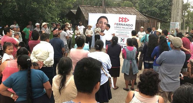 Fernando López escucha necesidades de familias en Tenango