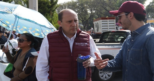 El candidato para diputado del distrito 12, Fernando Manzanilla hace acto de presencia previo al desfile del 5 de Mayo.