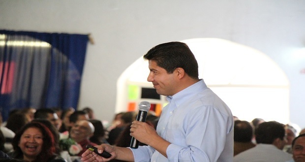 Ante docentes, Eduardo Rivera se compromete a construir escuelas