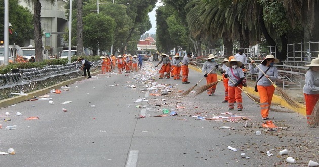 Implementan operativo de limpia tras desfile en Puebla capital