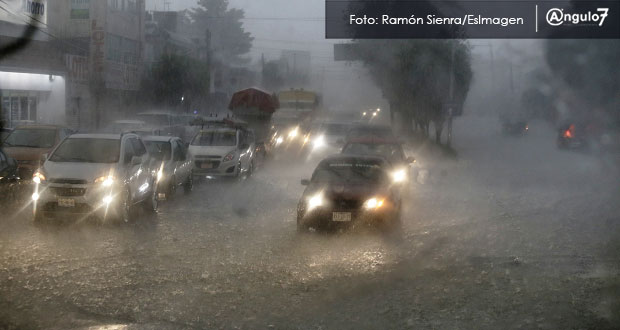 Lluvia causa inundaciones en Periférico Ecológico y Hospital de la Mujer