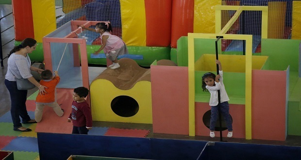 Feria de Puebla reta a niños y jóvenes en zona de desafíos físicos