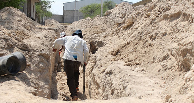 Nueva red de drenaje beneficiará a vecinos de Ajalpan: Antorcha
