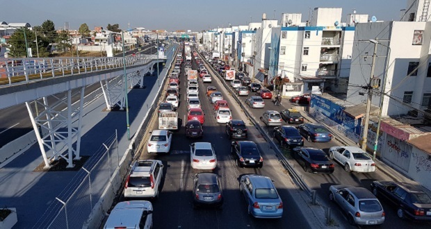 Caos vial en Periferico ecológico, a la altura de la 11 sur en ambos sentidos, debido al bloqueo por manifestantes.