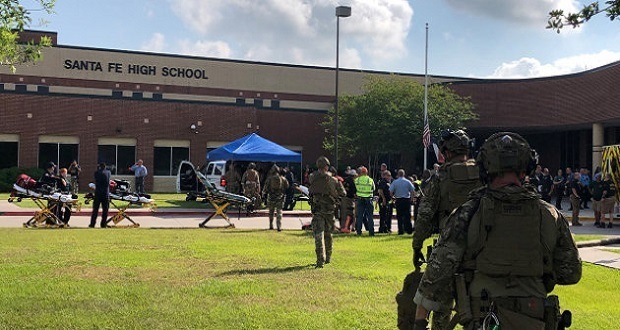 Al menos 8 muertos por tiroteo en secundaria de Texas