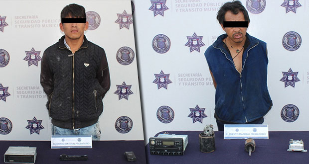 Detienen a 2 por robo al interior de vehículo en Puebla capital