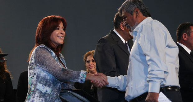 Dinorah López entrega estímulos a docentes con 20 años de experiencia