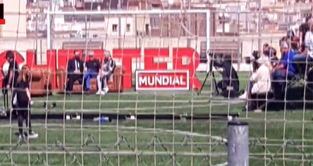 Grada se desploma durante entrevista con Iniesta