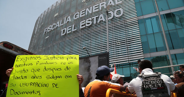 Frente a FGE, exigen liberar a policías de Texmelucan detenidos