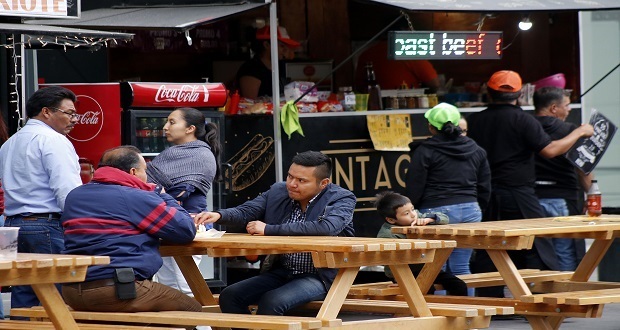 Feria de Puebla 2018 ofrece comida rápida en zona de “food trucks”. Foto especial.