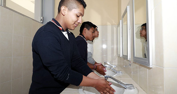 Remodelan sanitarios en escuela Centenario de la Revolución Mexicana