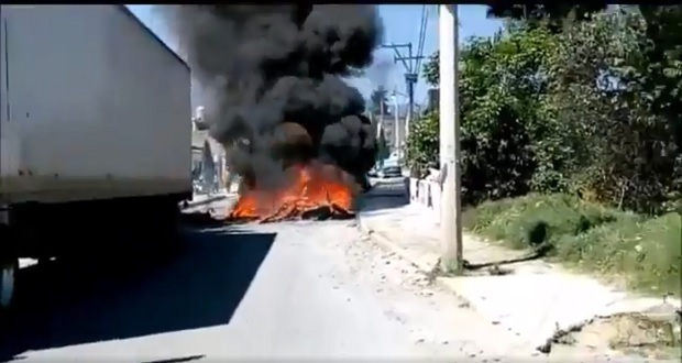 Matan a ladrón en Tlahuapan y exigen su libertad bloqueando la federal a México