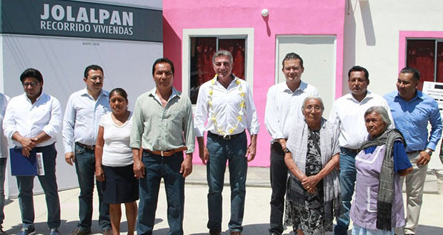 Gali recorre nuevas instalaciones de primaria en Jolalpan
