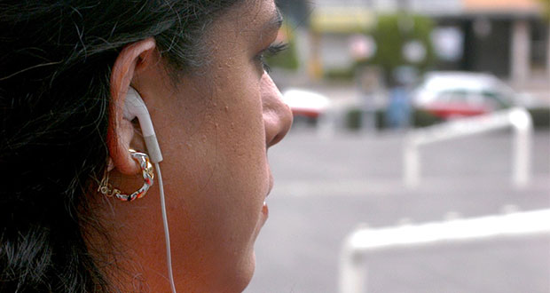 Uso de audífonos con volumen alto puede ocasionar sordera temprana