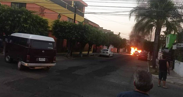 Tras atentado, incendian vehículos en Guadalajara