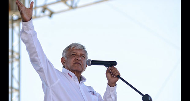 AMLO llama a empresarios a unírsele para sacar adelante a México
