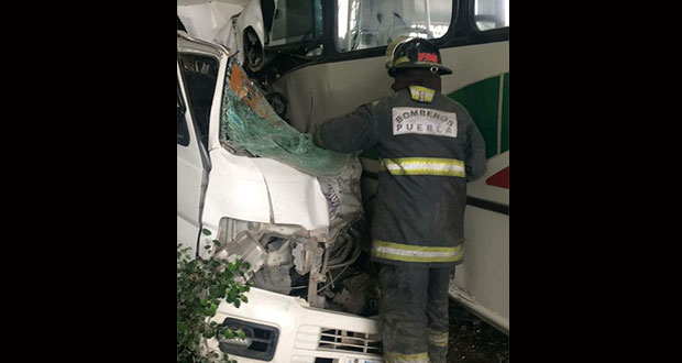 Accidente entre unidades del transporte público deja 8 muertos en Acajete