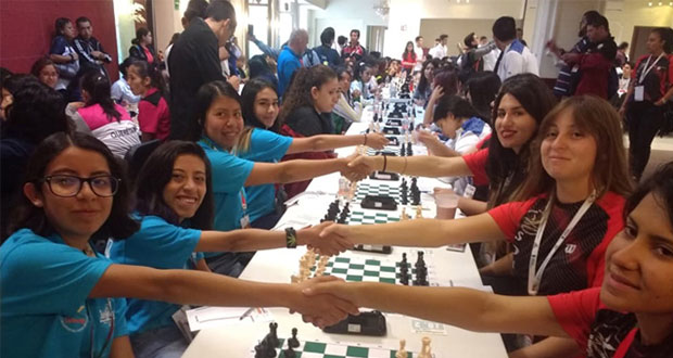 Alumnas de BUAP ganan oro, plata y bronce en competencia de ajedrez