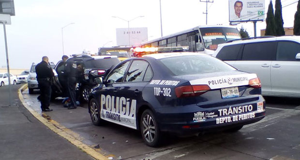 Por pasarse el rojo, patrulla choca contra auto en bulevar Atlixco
