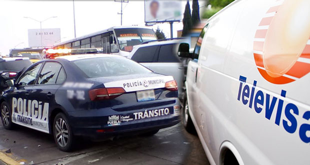 Se pasa alto patrulla y choca a camioneta de Televisa